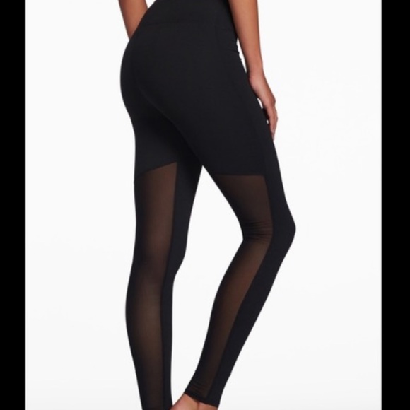 💚Fabletics Black Leggings with Mesh Back Panels - Picture 1 of 7